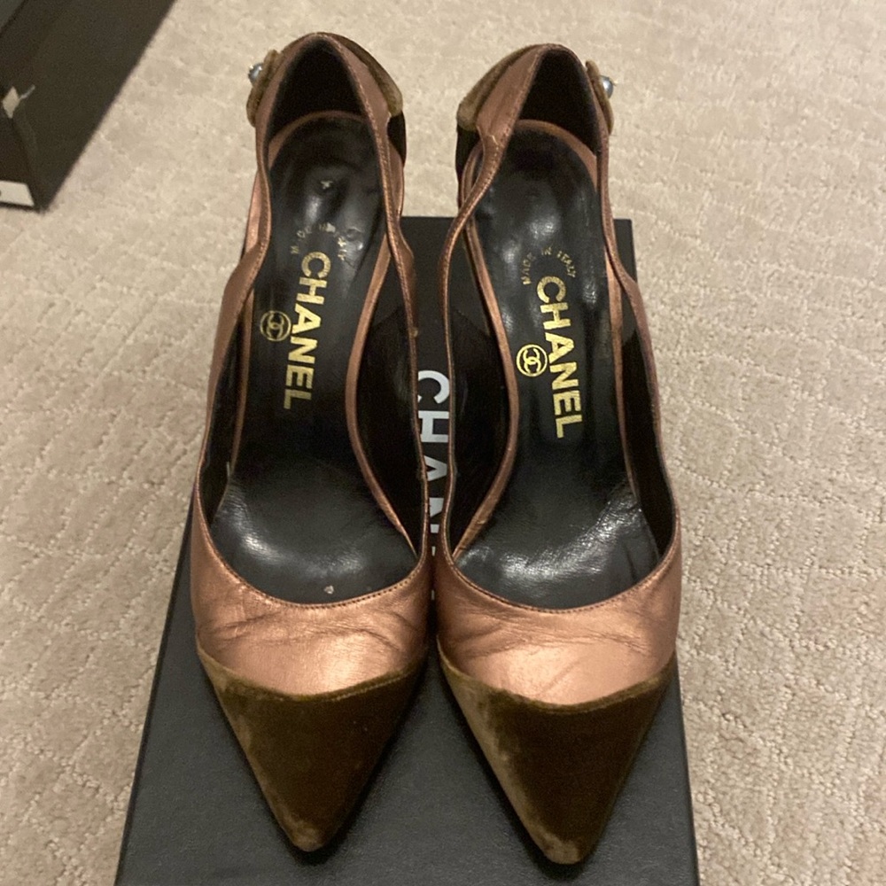 Chanel pumps with suede tip